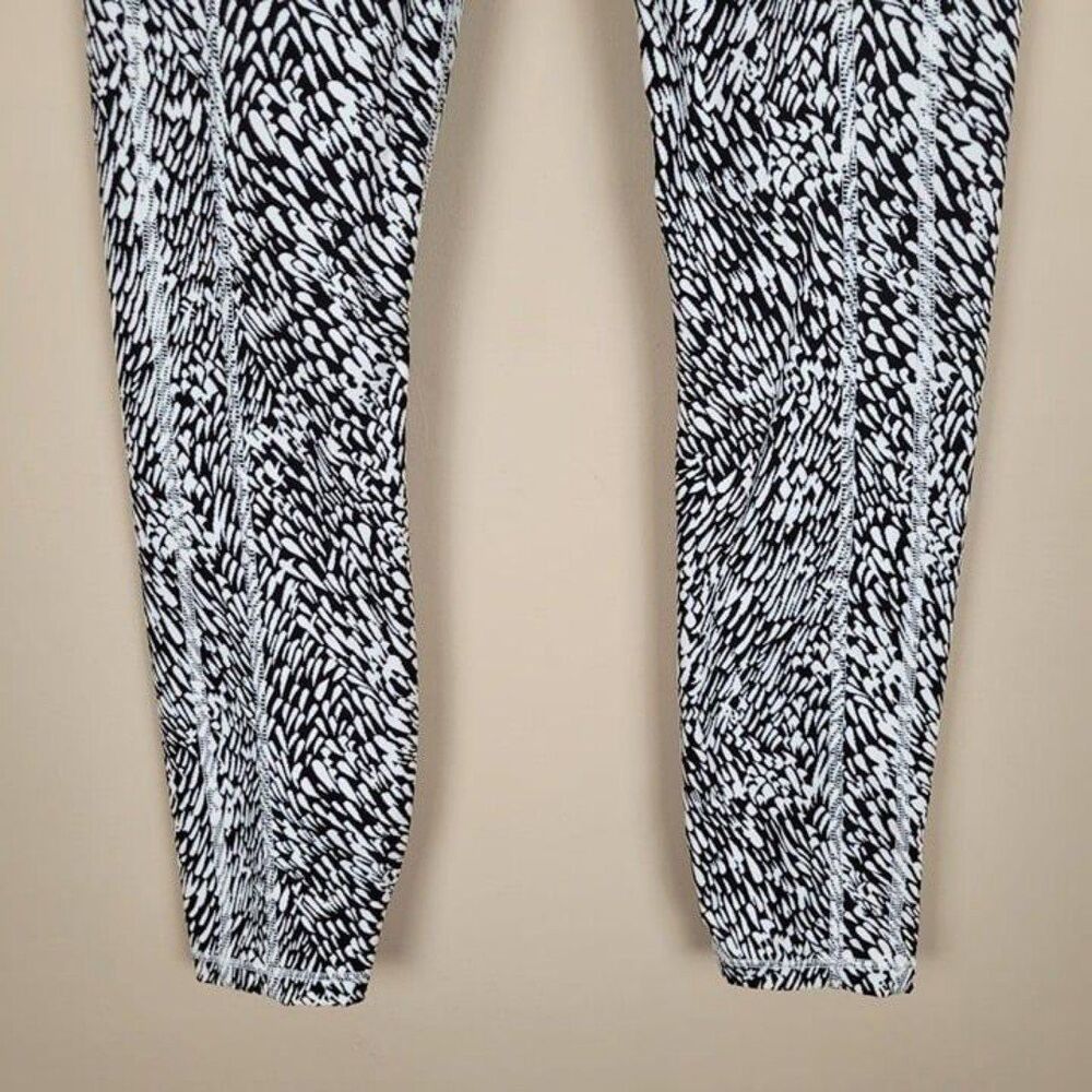 Athleta Size XS Ultimate Stash Textured 7/8 Tight Leggings Tailwind Black White - Picture 6 of 12